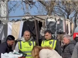 ВЕСТ: Полиција и инспекција влегоа на плоштадот во Шуто Оризари-тргнати ситните продавачи